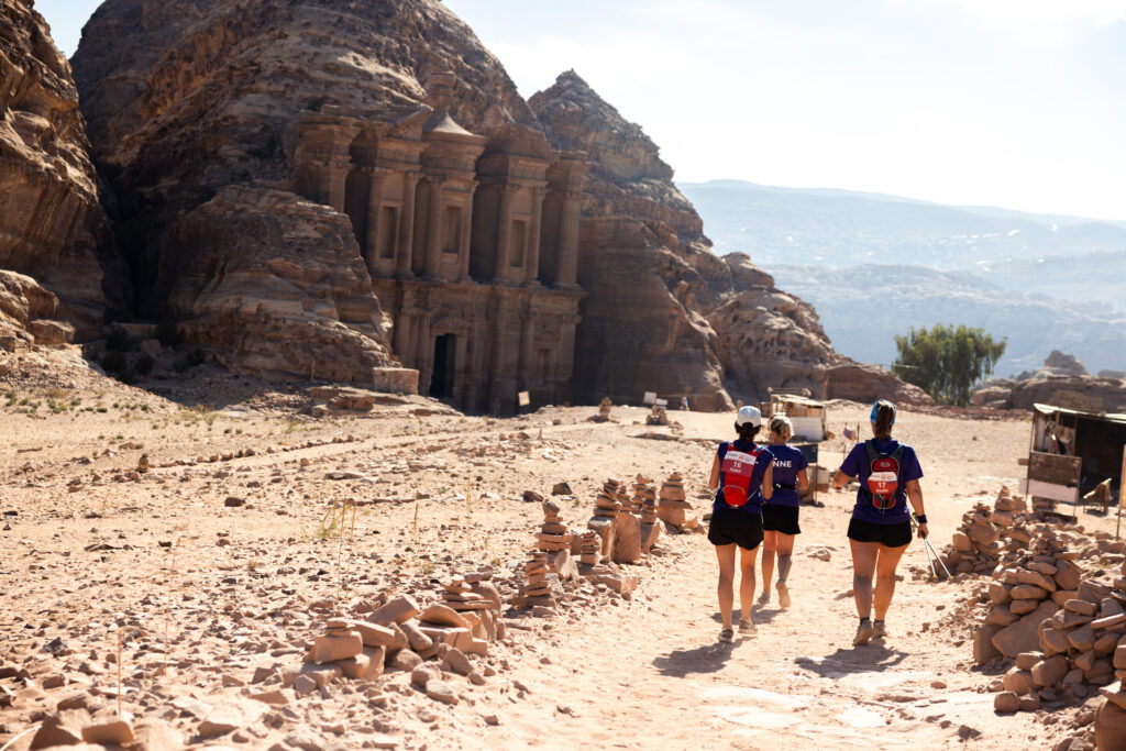 Etape dans Petra et passage durant la course devant le grand Temple